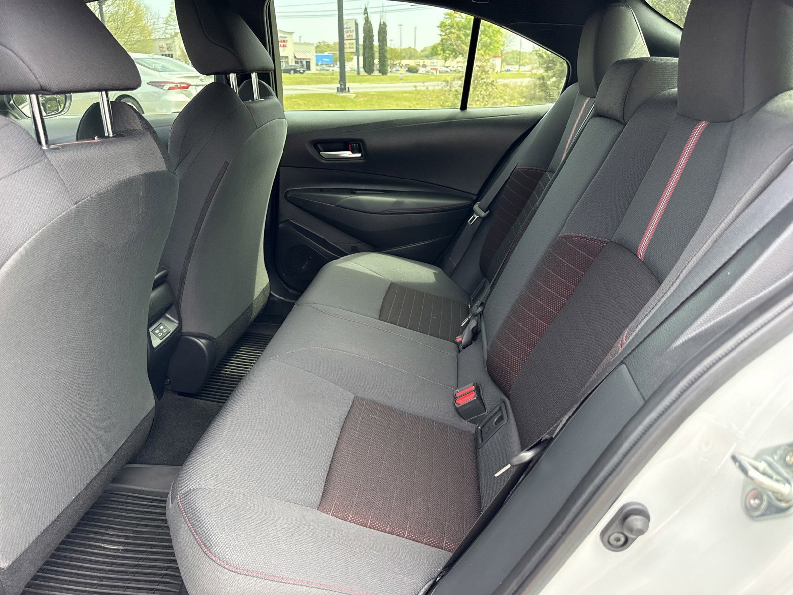 Used 2025 Toyota Corolla SE w/ SE Premium Package image 13