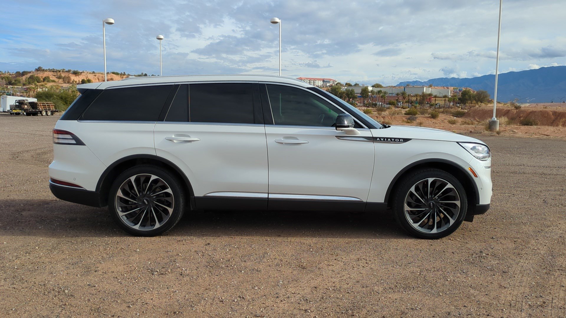 Used 2021 Lincoln Aviator Reserve w/ Equipment Group 202A image 2