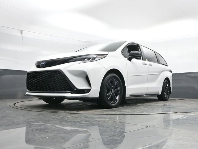 Used 2025 Toyota Sienna XSE image 25