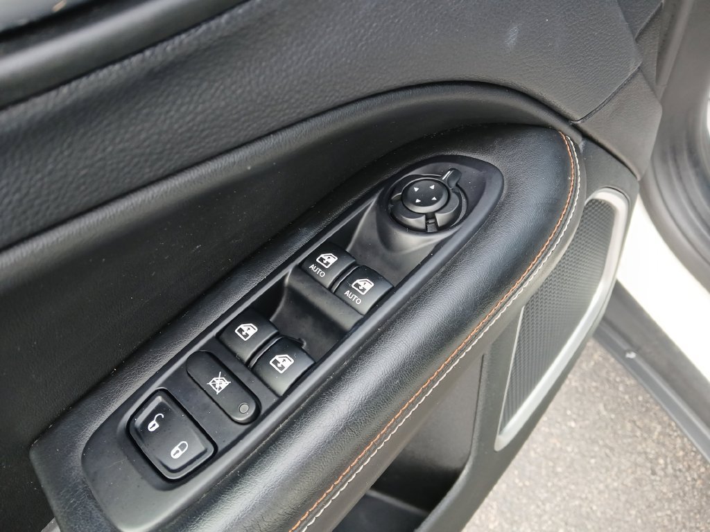 Used 2018 Jeep Compass Latitude w/ Cold Weather Group AWD/4WD image 13