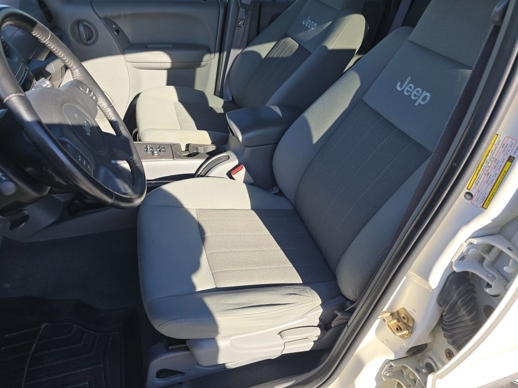 Used 2007 Jeep Liberty Sport image 21