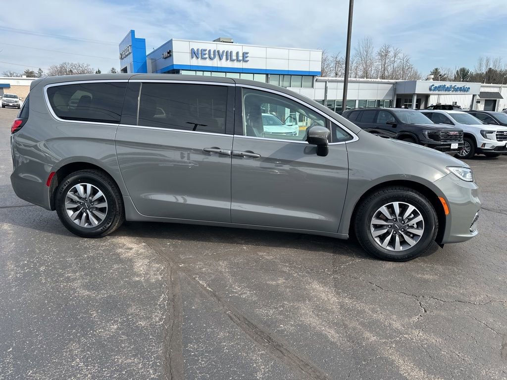Used 2023 Chrysler Pacifica Touring-L image 2