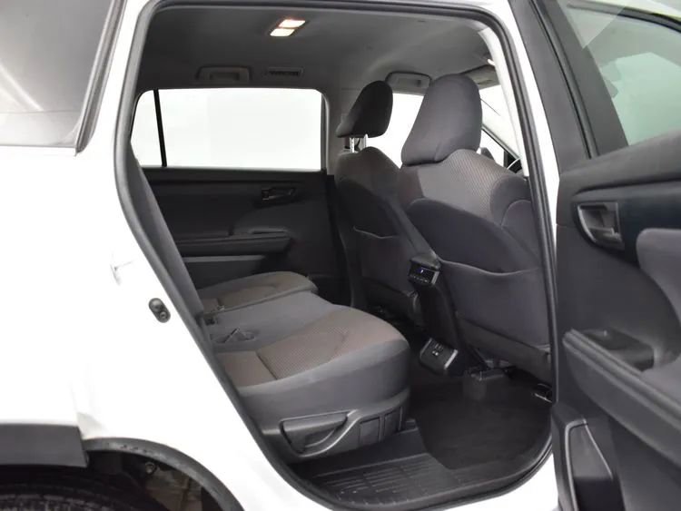 Used 2023 Toyota Highlander LE FWD image 17