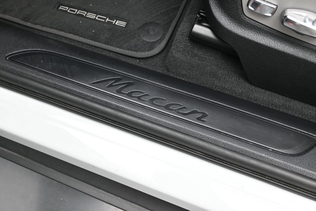 Certified 2023 Porsche Macan AWD/4WD image 14