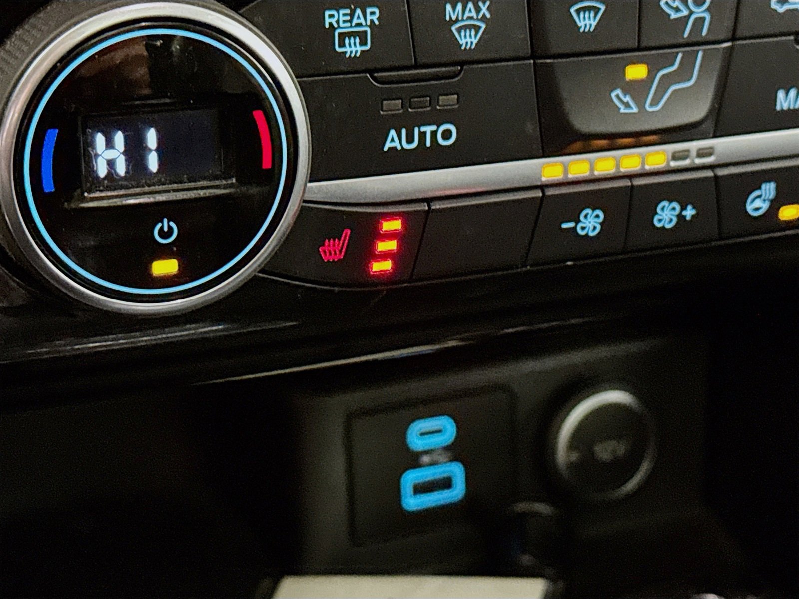 Used 2021 Ford Escape Titanium w/ Class II Trailer Tow Package image 17