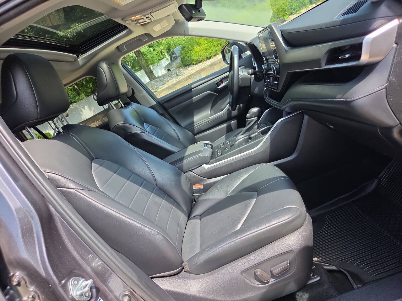 Used 2021 Toyota Highlander XLE AWD/4WD image 33