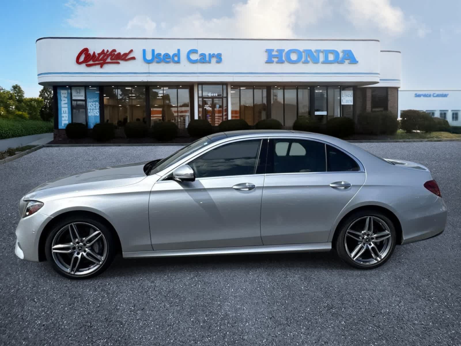 Used 2019 Mercedes-Benz E 300 4MATIC image 2