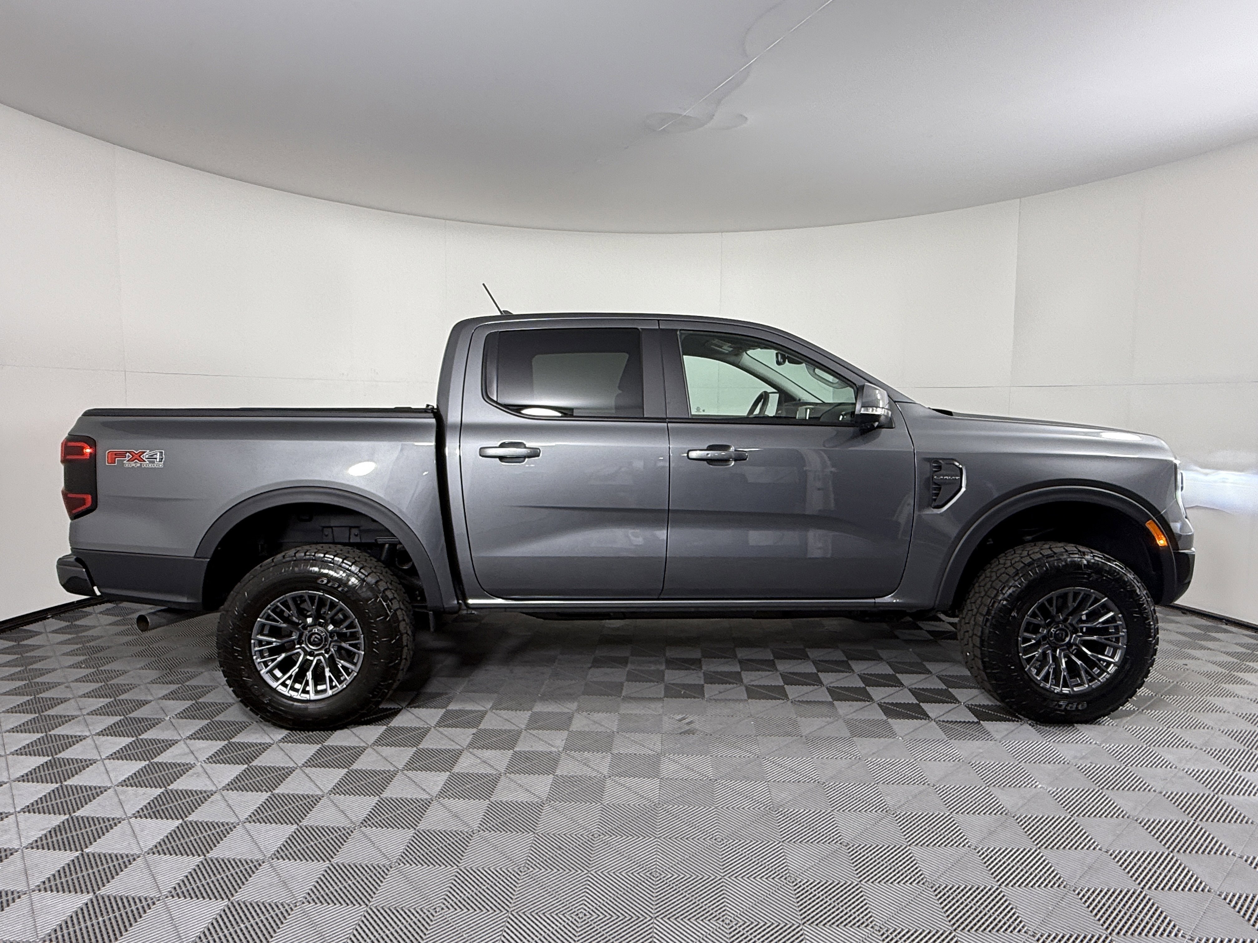 Used 2025 Ford Ranger Lariat w/ FX4 Off-Road Package AWD/4WD image 2