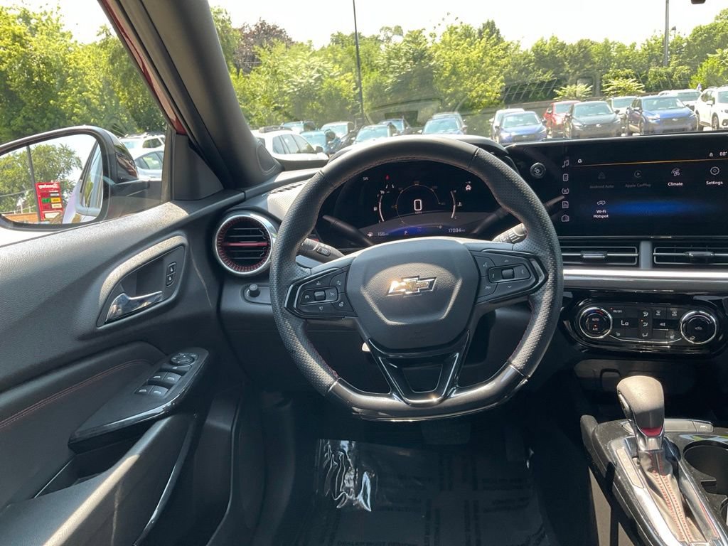 Used 2024 Chevrolet Trax RS w/ Sunroof Package FWD image 32