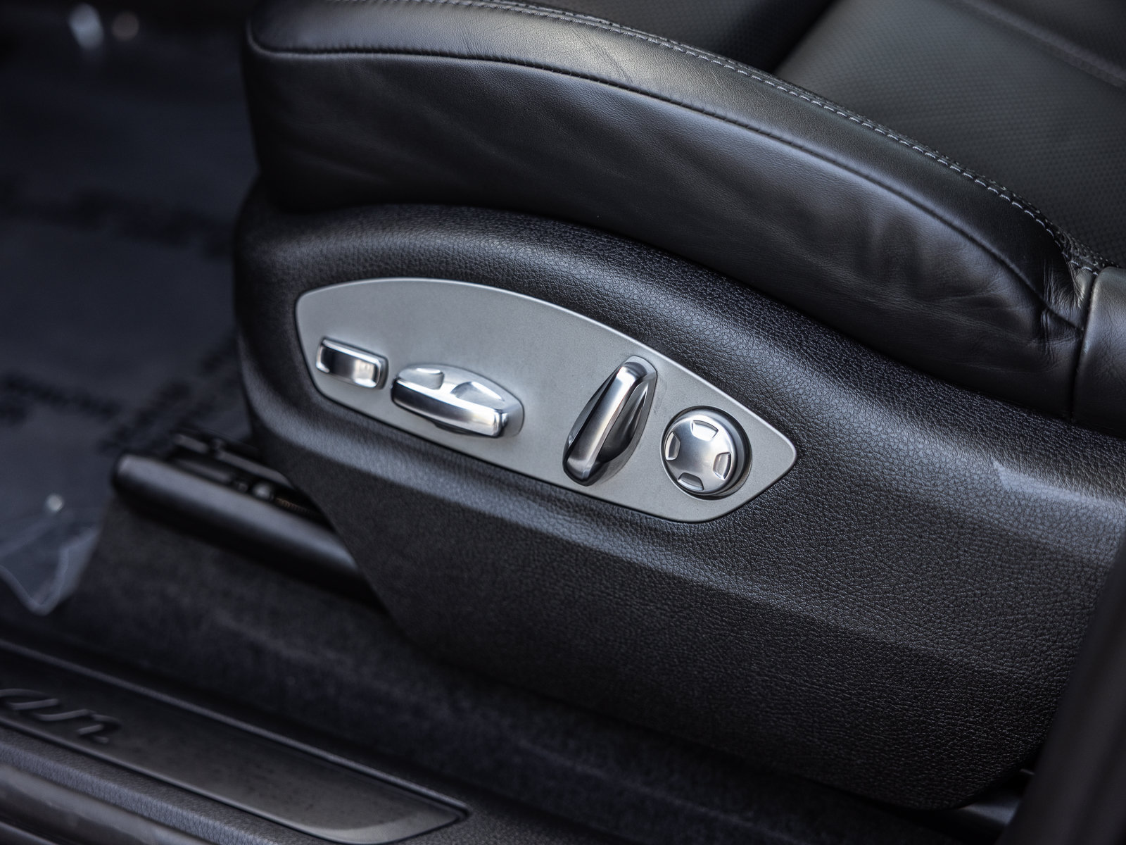 Certified 2023 Porsche Macan AWD/4WD image 15