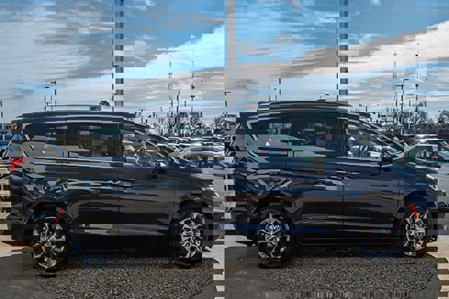 Used 2021 Chrysler Pacifica Touring-L w/ Uconnect Theater Family Group image 6