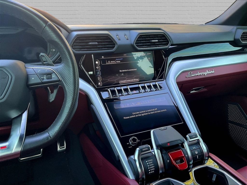 Used 2022 Lamborghini Urus AWD/4WD image 9