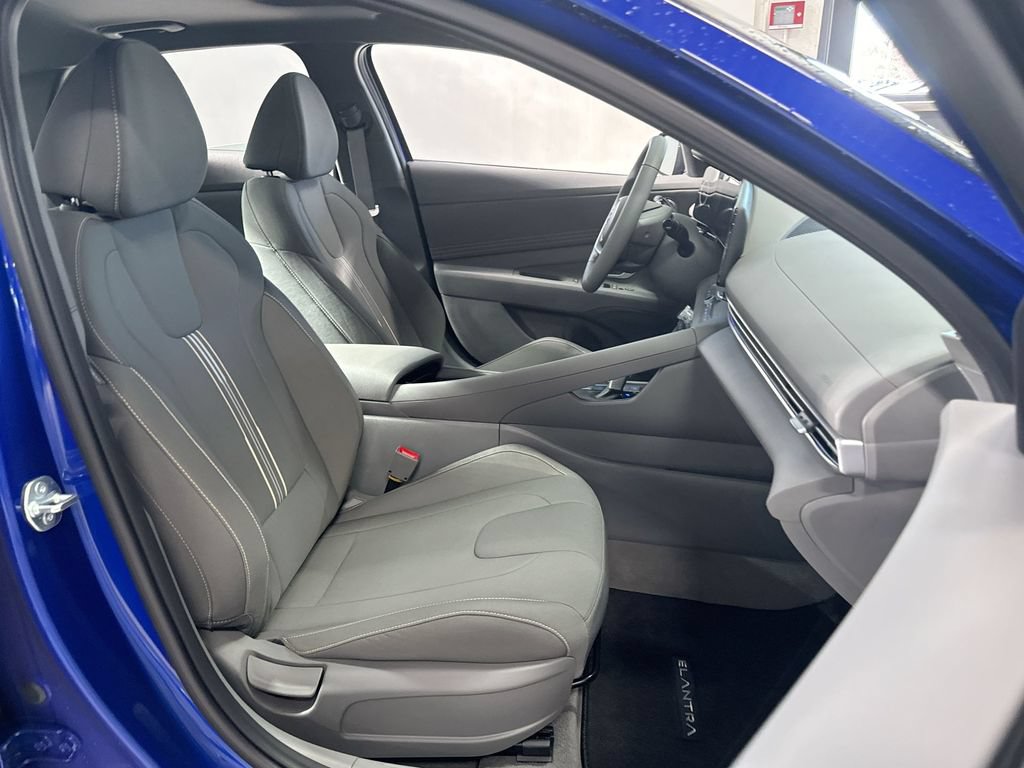 Used 2025 Hyundai Elantra SEL FWD image 30