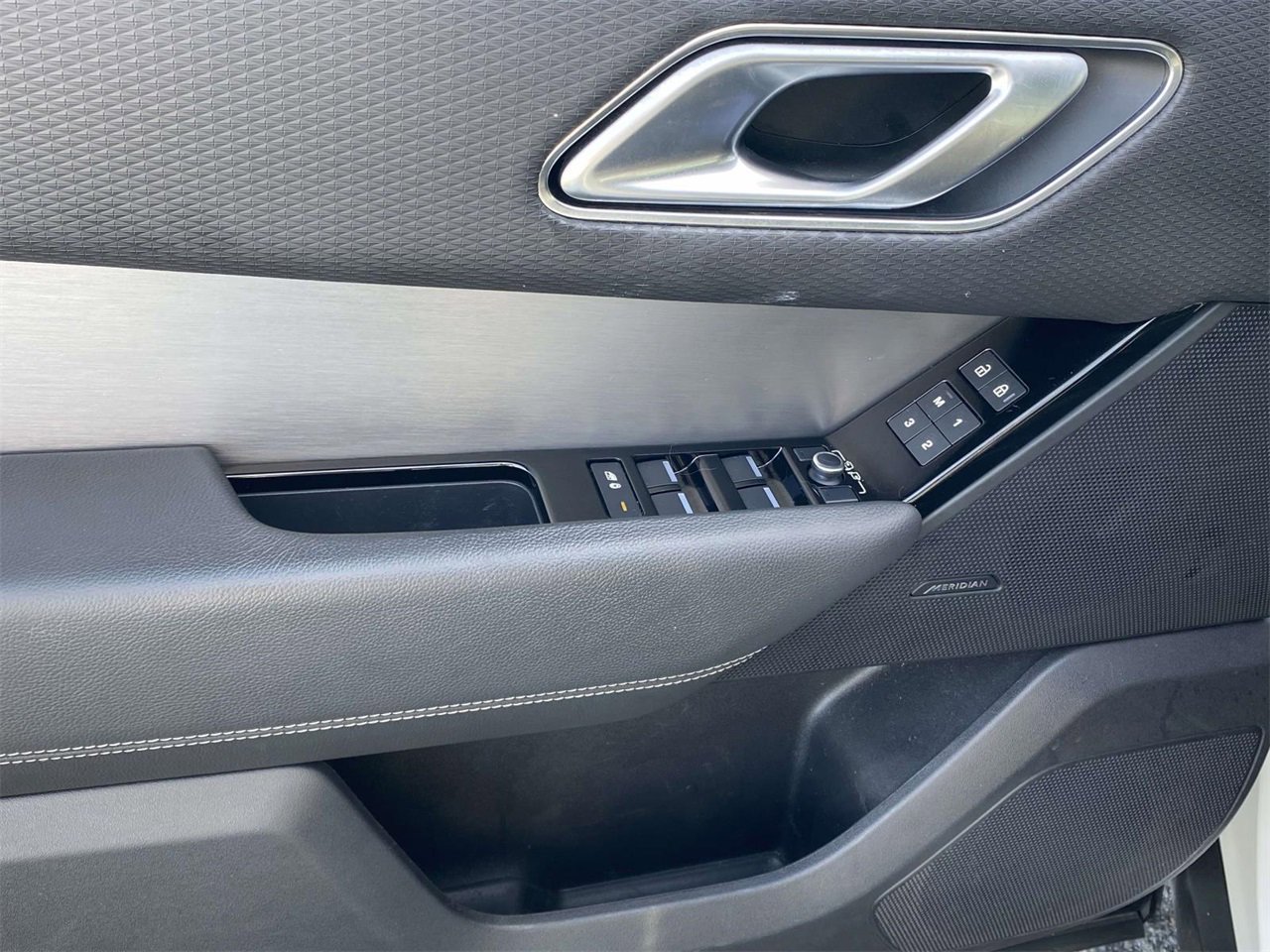 Used 2021 Land Rover Range Rover Velar R-Dynamic S image 17