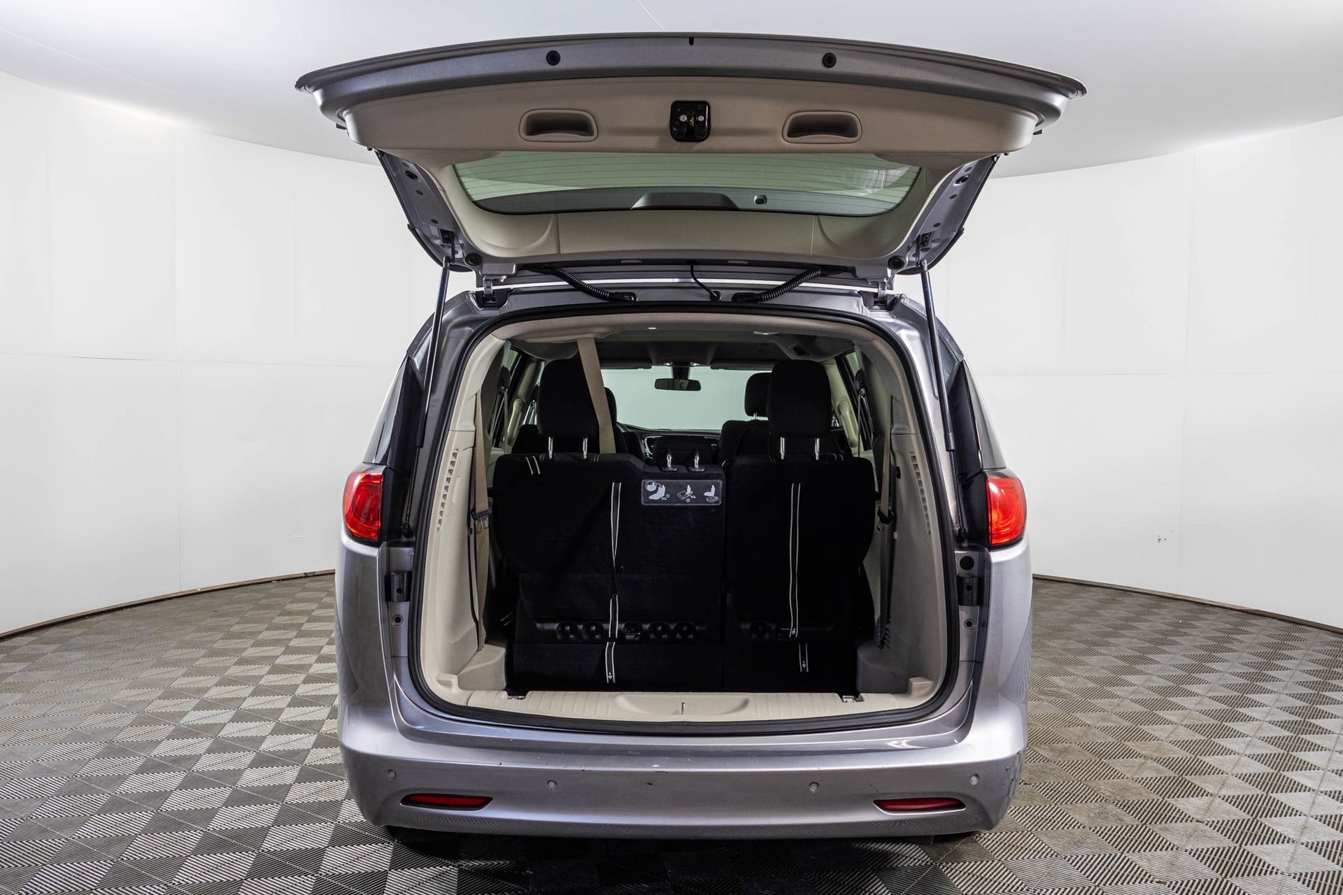 Used 2020 Chrysler Voyager LX FWD image 37