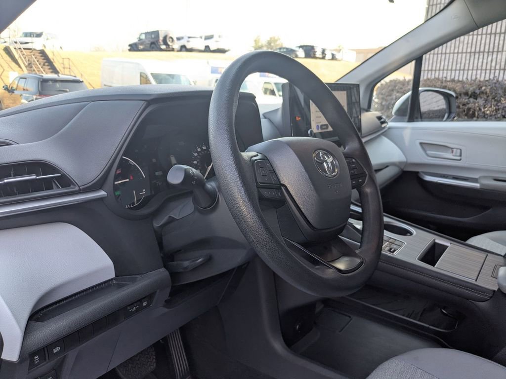 Used 2025 Toyota Sienna LE image 11
