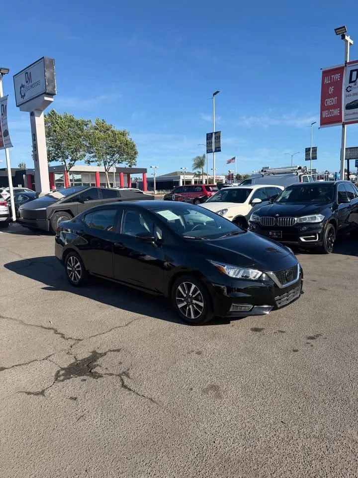 Used 2021 Nissan Versa SV image 3