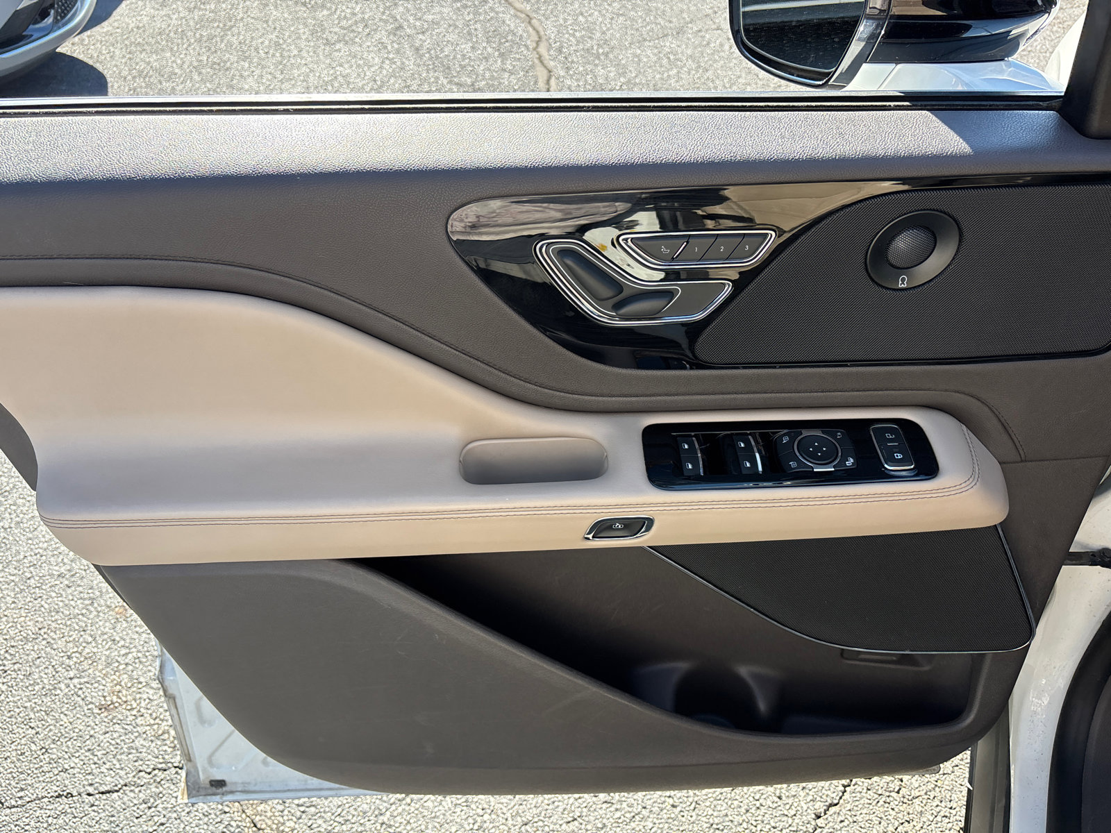 Certified 2020 Lincoln Aviator Reserve w/ Elements Package Plus AWD/4WD image 11
