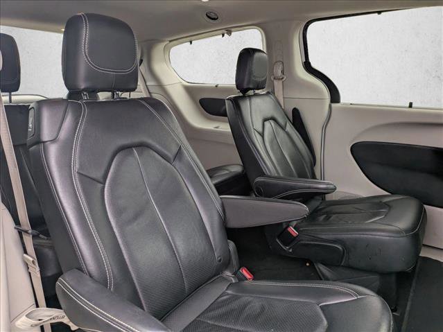 Used 2022 Chrysler Pacifica Touring-L image 17