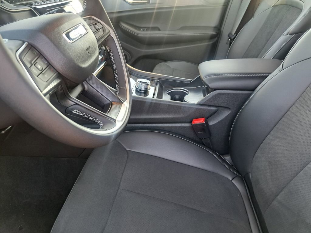 New 2025 Jeep Grand Cherokee L Laredo image 16