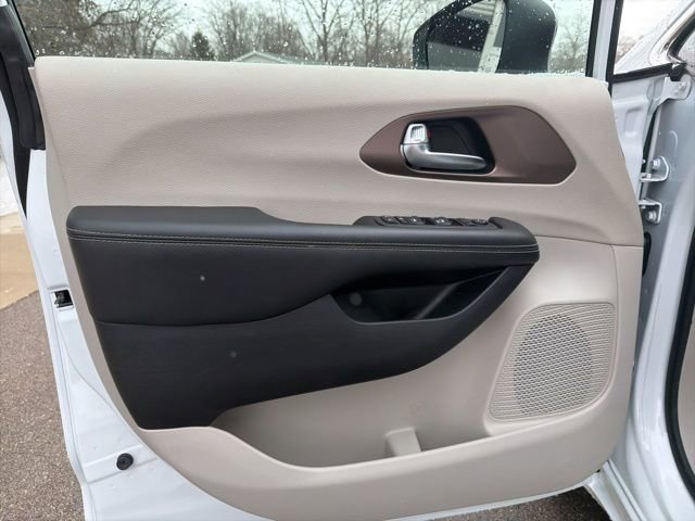 Used 2024 Chrysler Voyager LX image 19