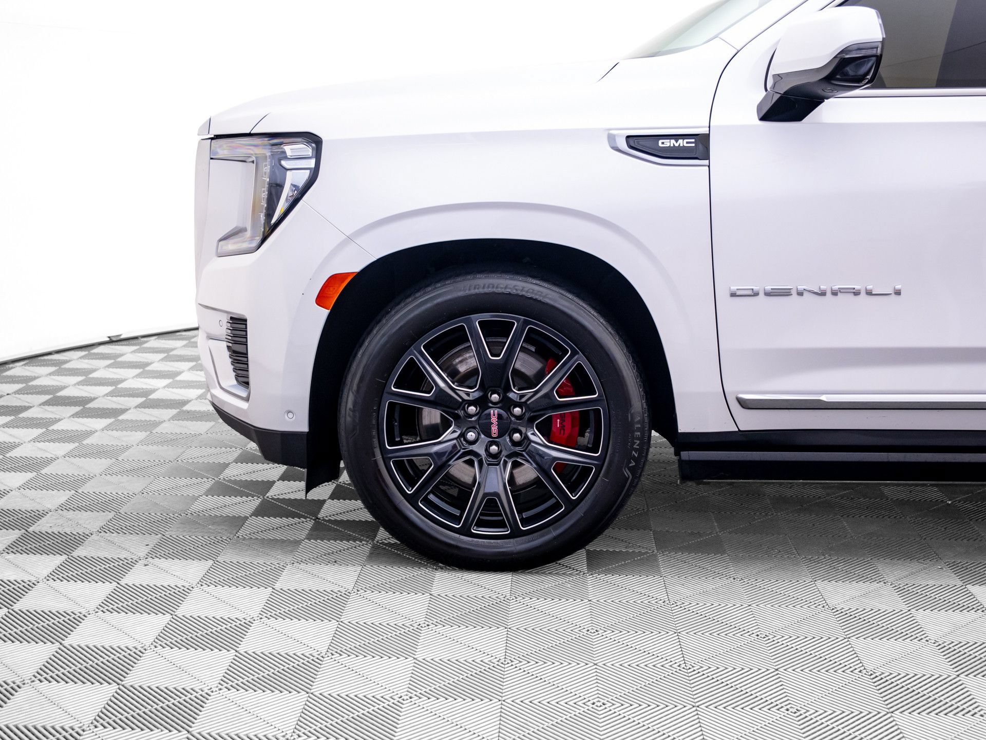 Used 2024 GMC Yukon Denali w/ Advanced Technology Package AWD/4WD image 37