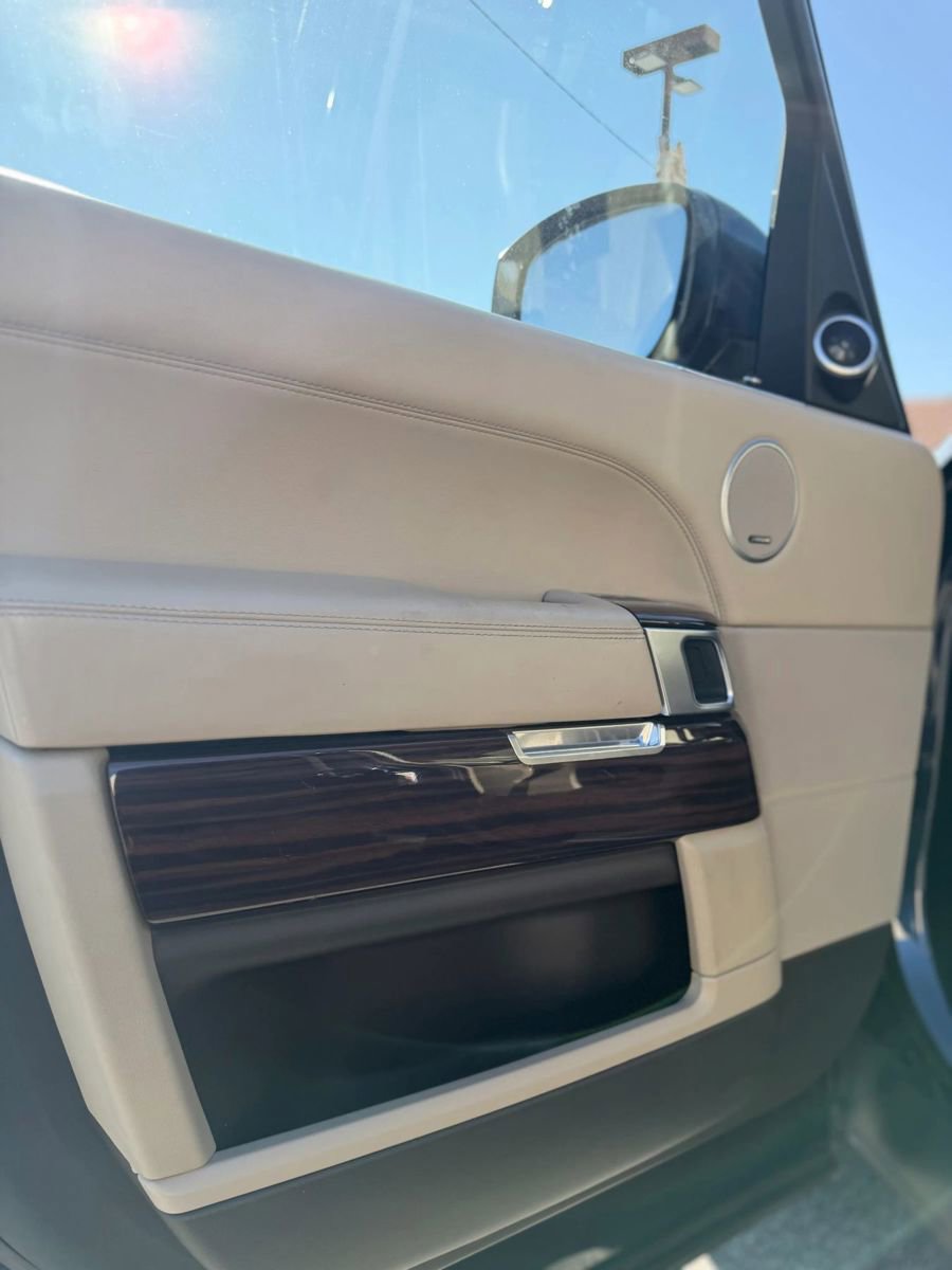 Used 2015 Land Rover Range Rover HSE image 17