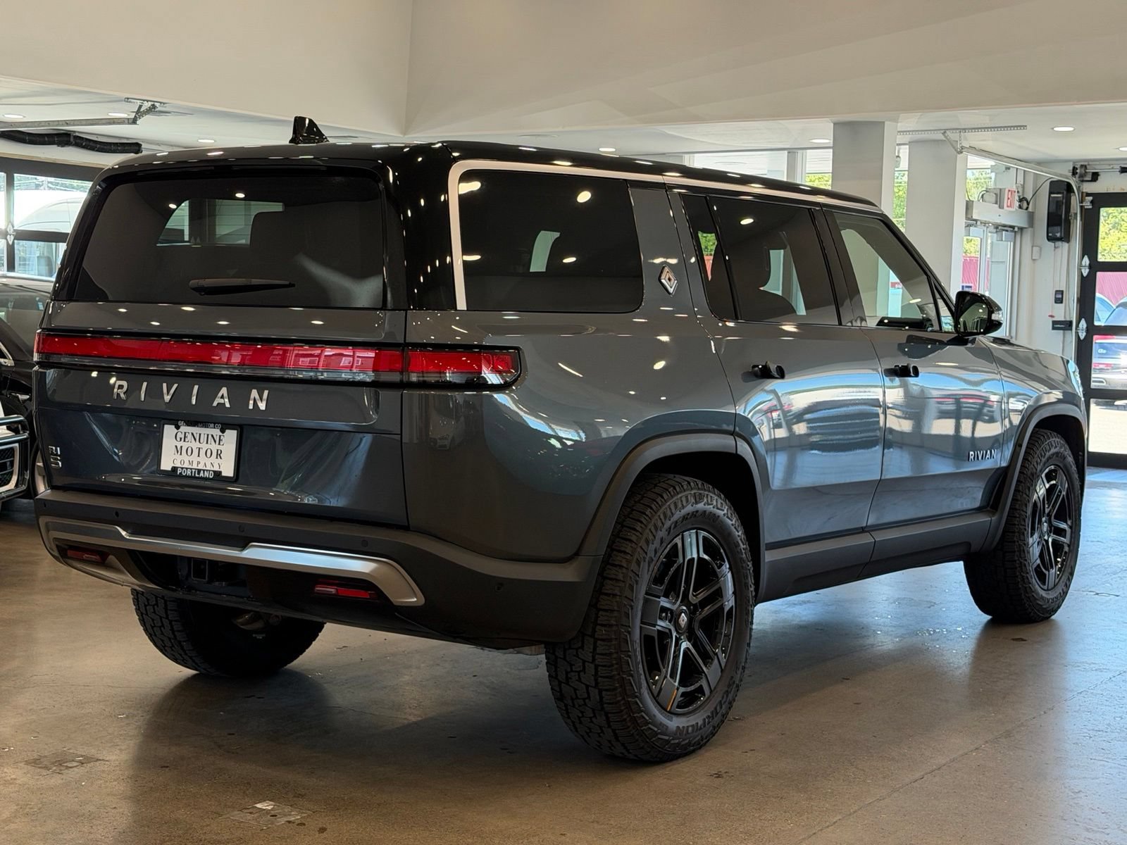Used 2023 Rivian R1S Adventure AWD/4WD image 6