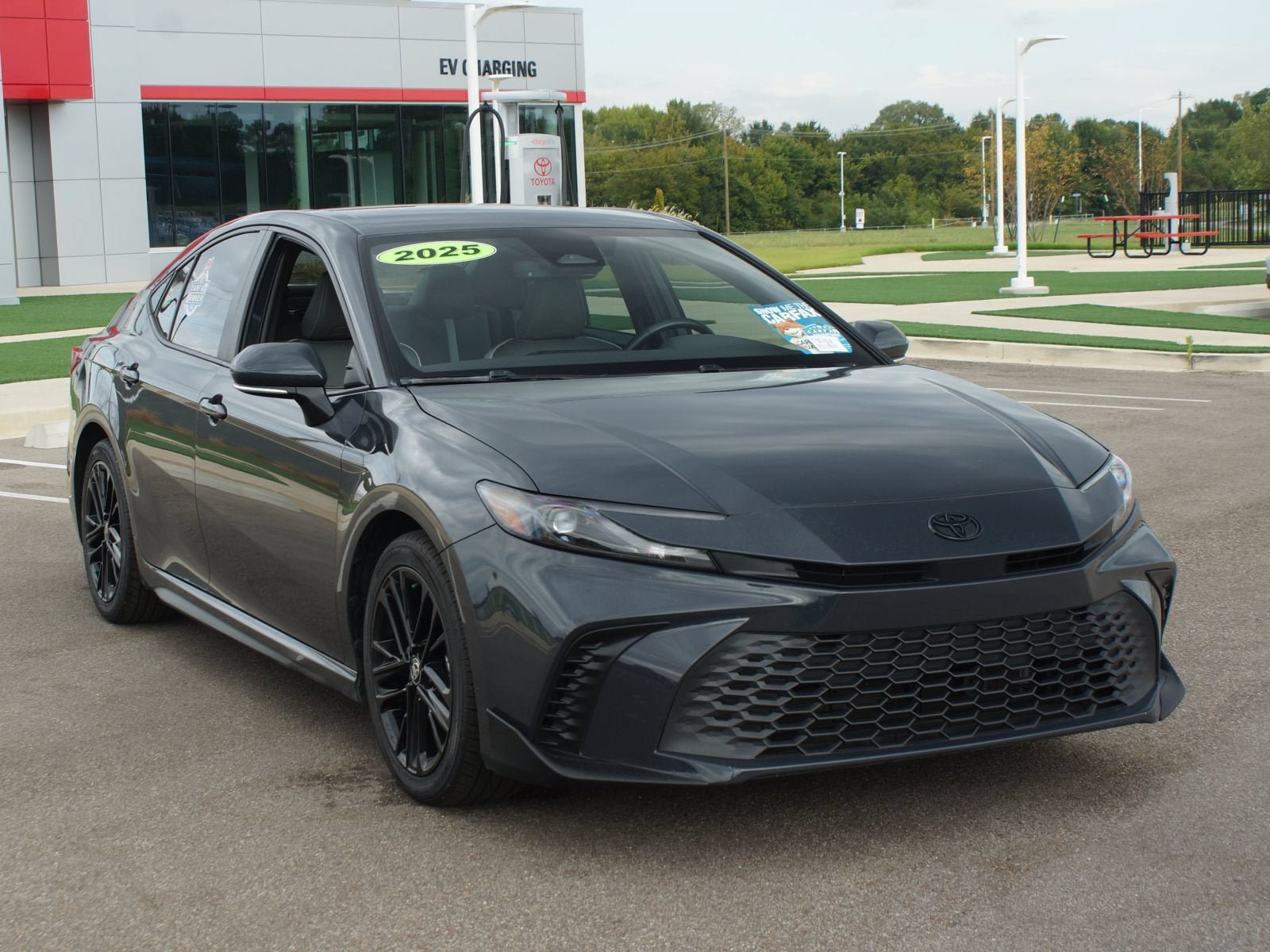 Used 2025 Toyota Camry SE w/ Convenience Package FWD image 2