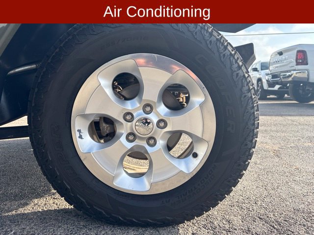 Used 2015 Jeep Wrangler Unlimited Sahara w/ Connectivity Group AWD/4WD image 7