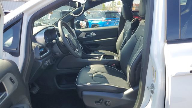 Certified 2026 Chrysler Pacifica Limited w/ S Appearance Package FWD image 4