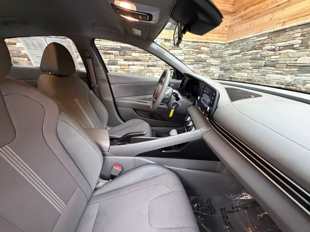 Used 2022 Hyundai Elantra SE image 12