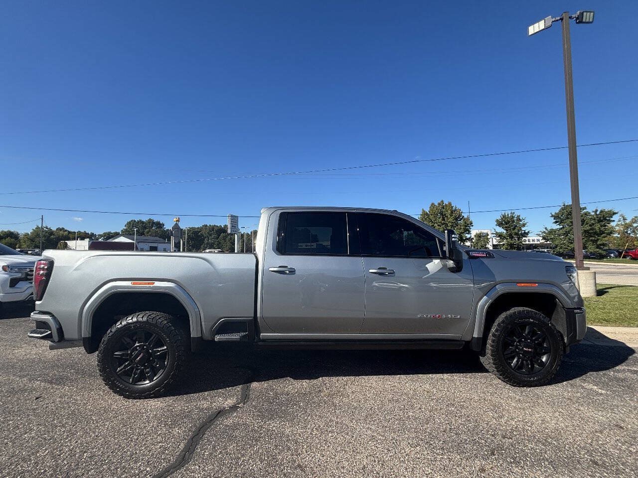 Used 2025 GMC Sierra 2500 AT4 w/ AT4 Premium Plus Package AWD/4WD image 2