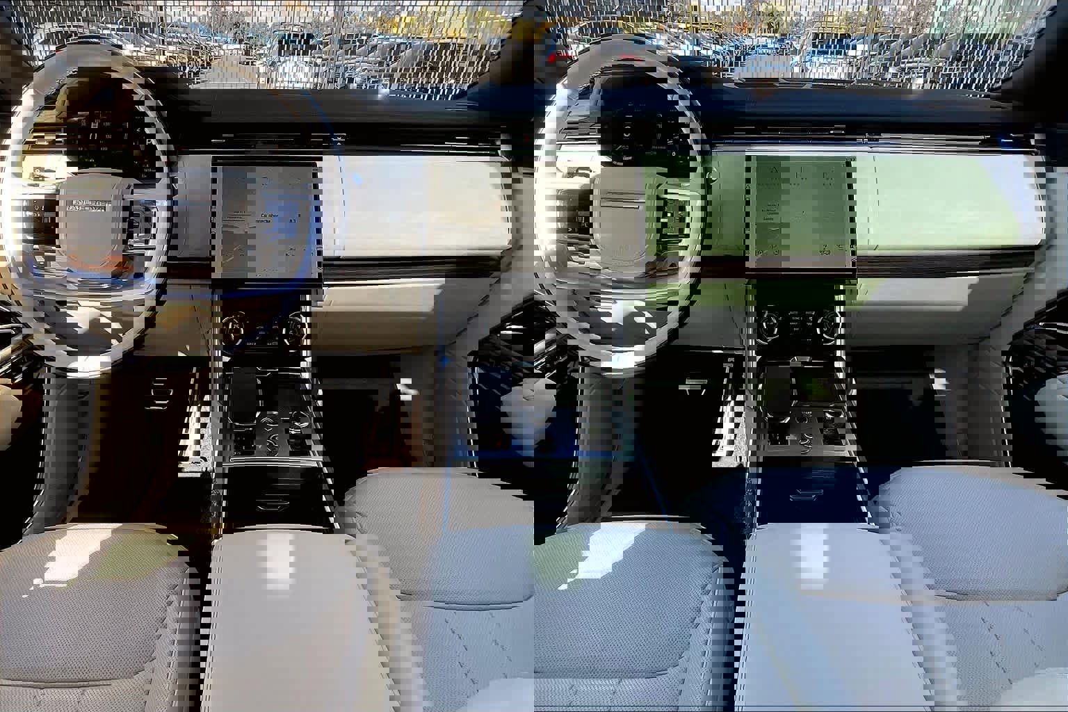 Used 2023 Land Rover Range Rover Long Wheelbase SE image 17