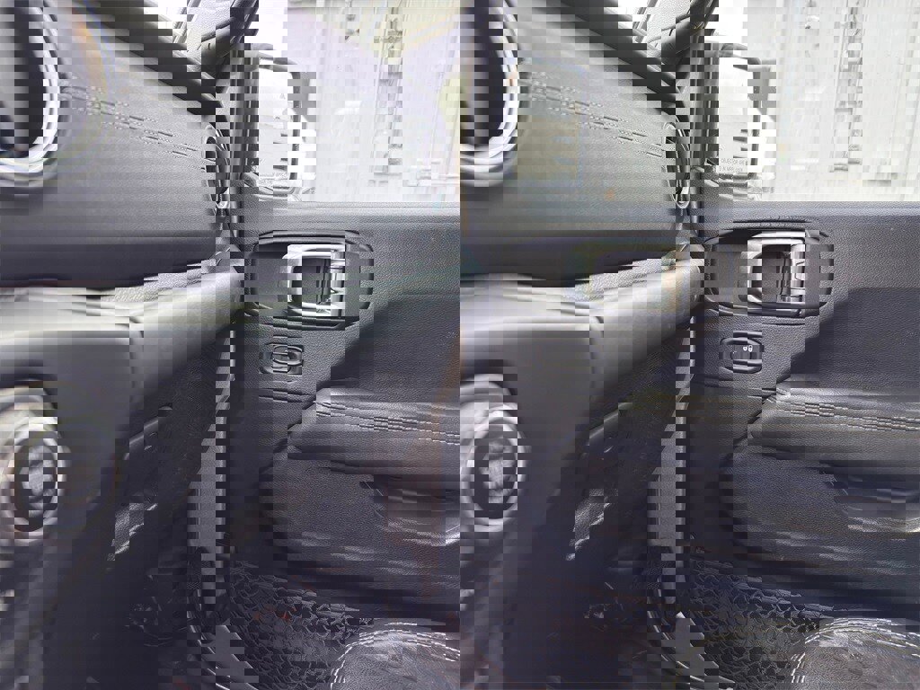 Used 2018 Jeep Wrangler Unlimited Sahara image 25