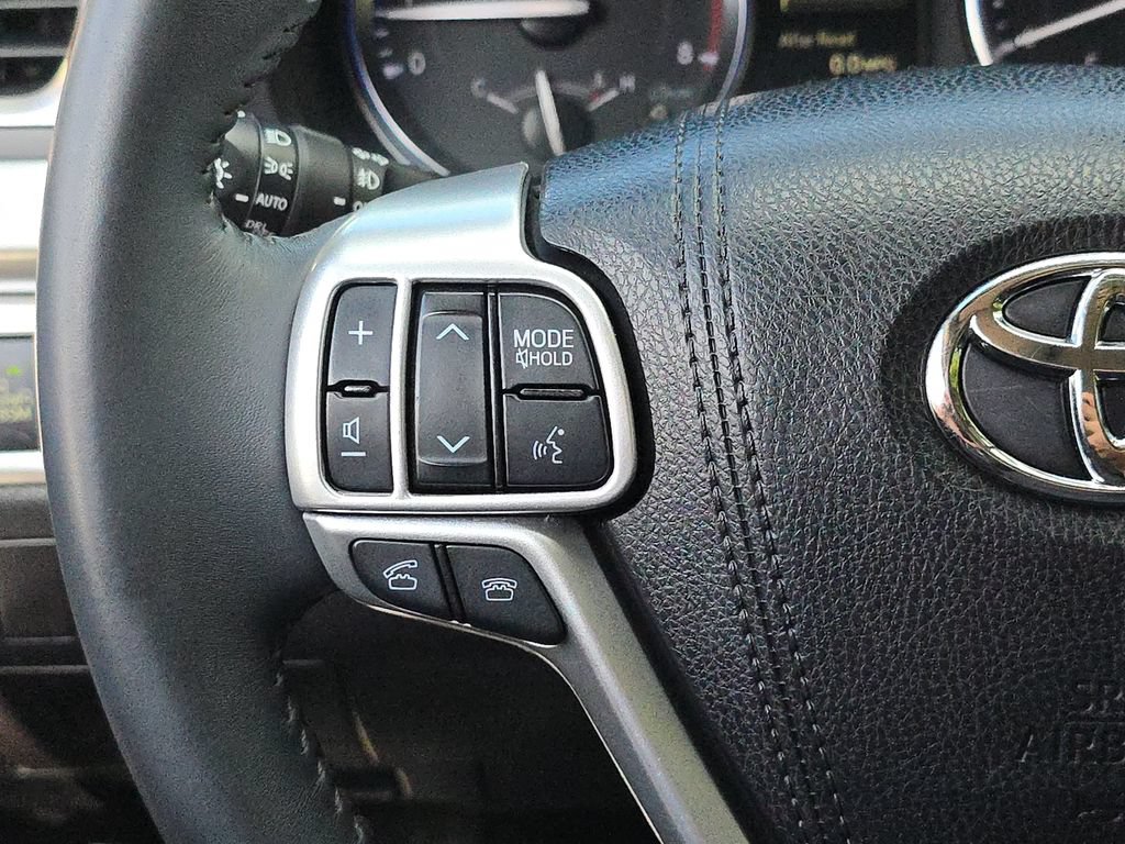 Used 2016 Toyota Highlander Limited w/ Preferred Accessory Package FWD image 24