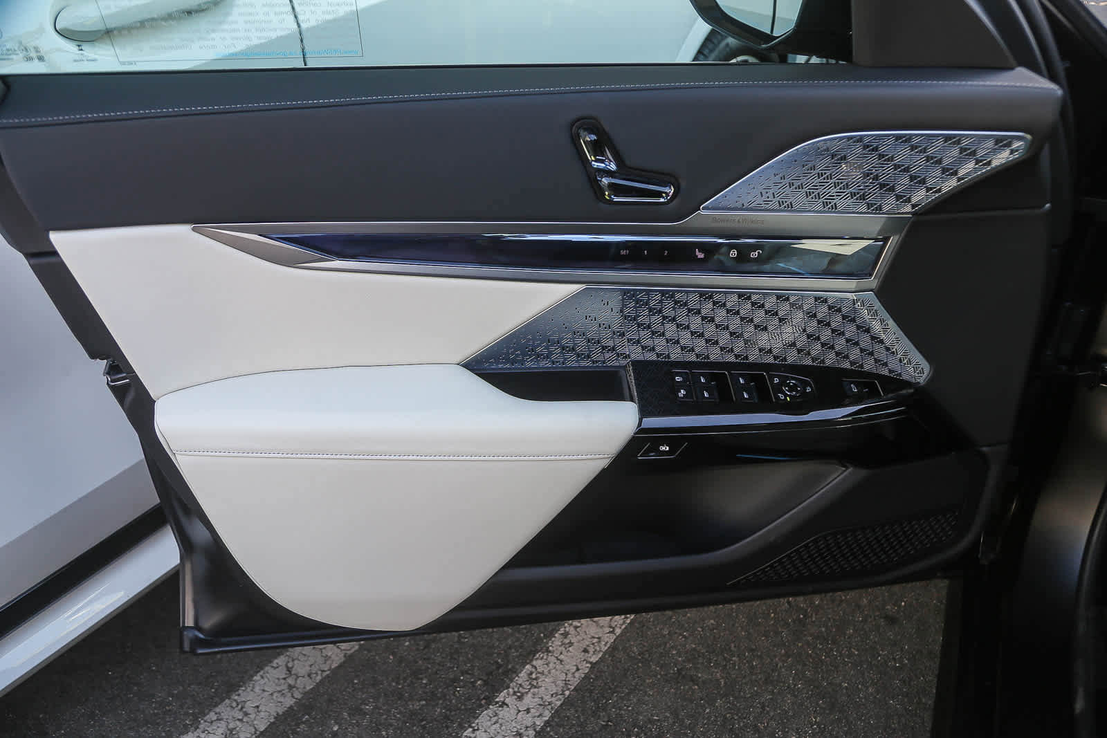 Used 2025 BMW i7 xDrive60 w/ Premium Package image 17