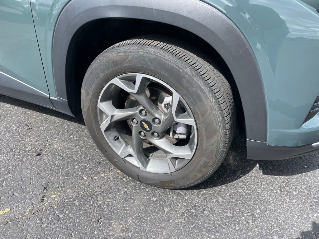 Used 2025 Chevrolet Trax LT FWD image 3