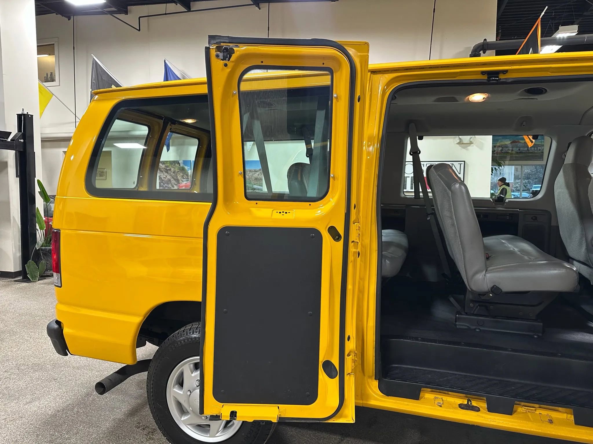 Used 2011 Ford E-150 and Econoline 150 Wagon image 19