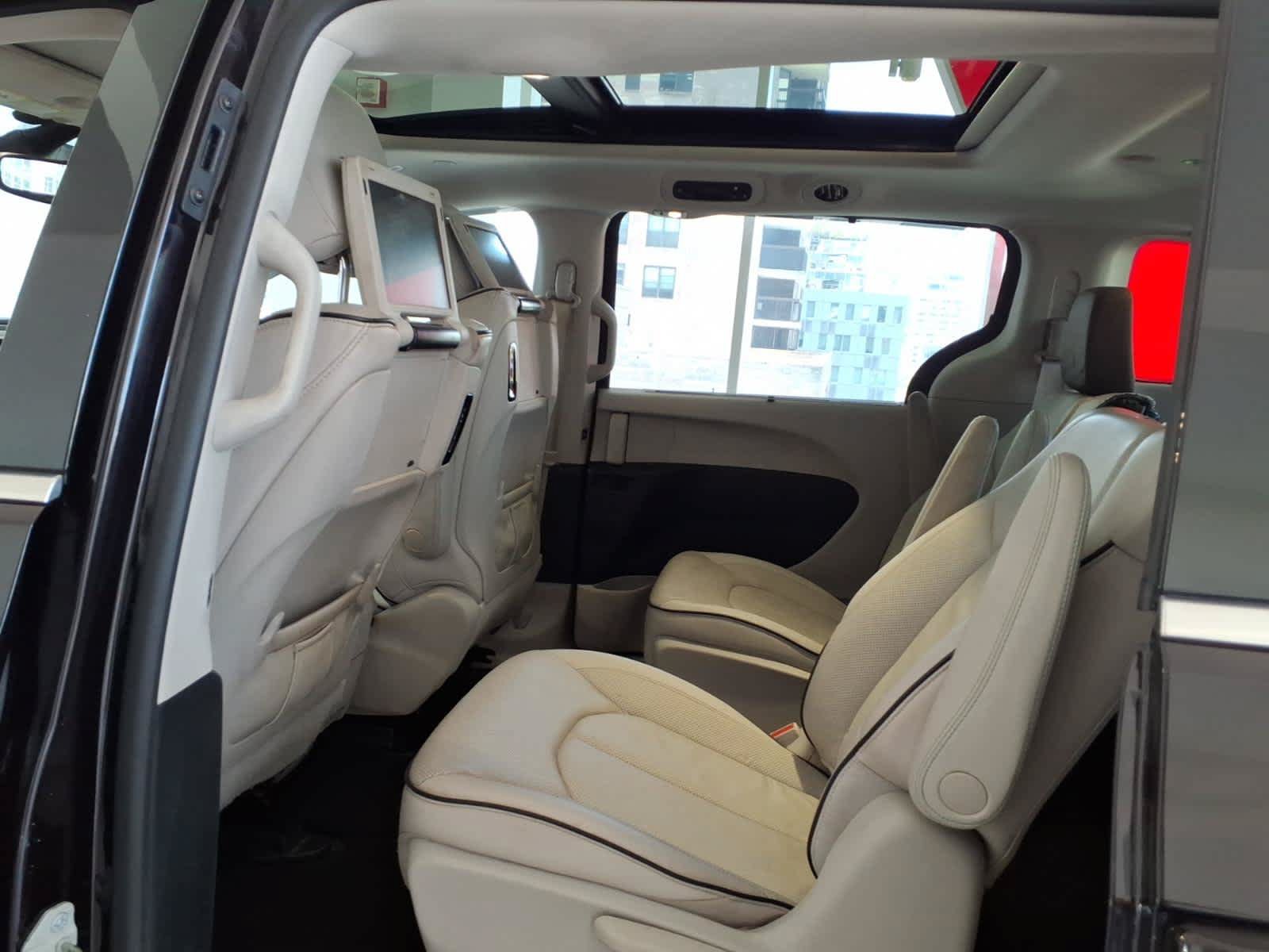 Used 2018 Chrysler Pacifica Limited w/ Advanced Safetytec Group FWD image 16