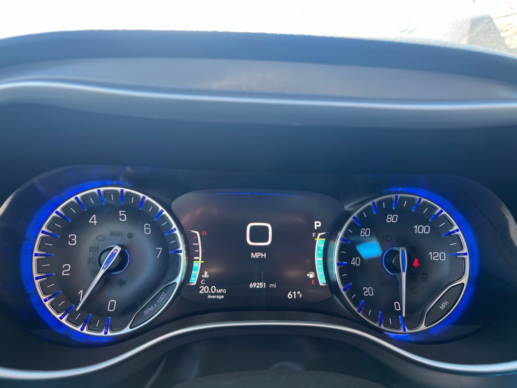 Used 2023 Chrysler Pacifica Touring-L FWD image 11