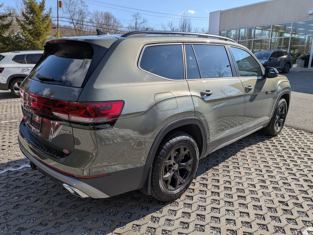 Used 2025 Volkswagen Atlas Peak Edition SE image 5