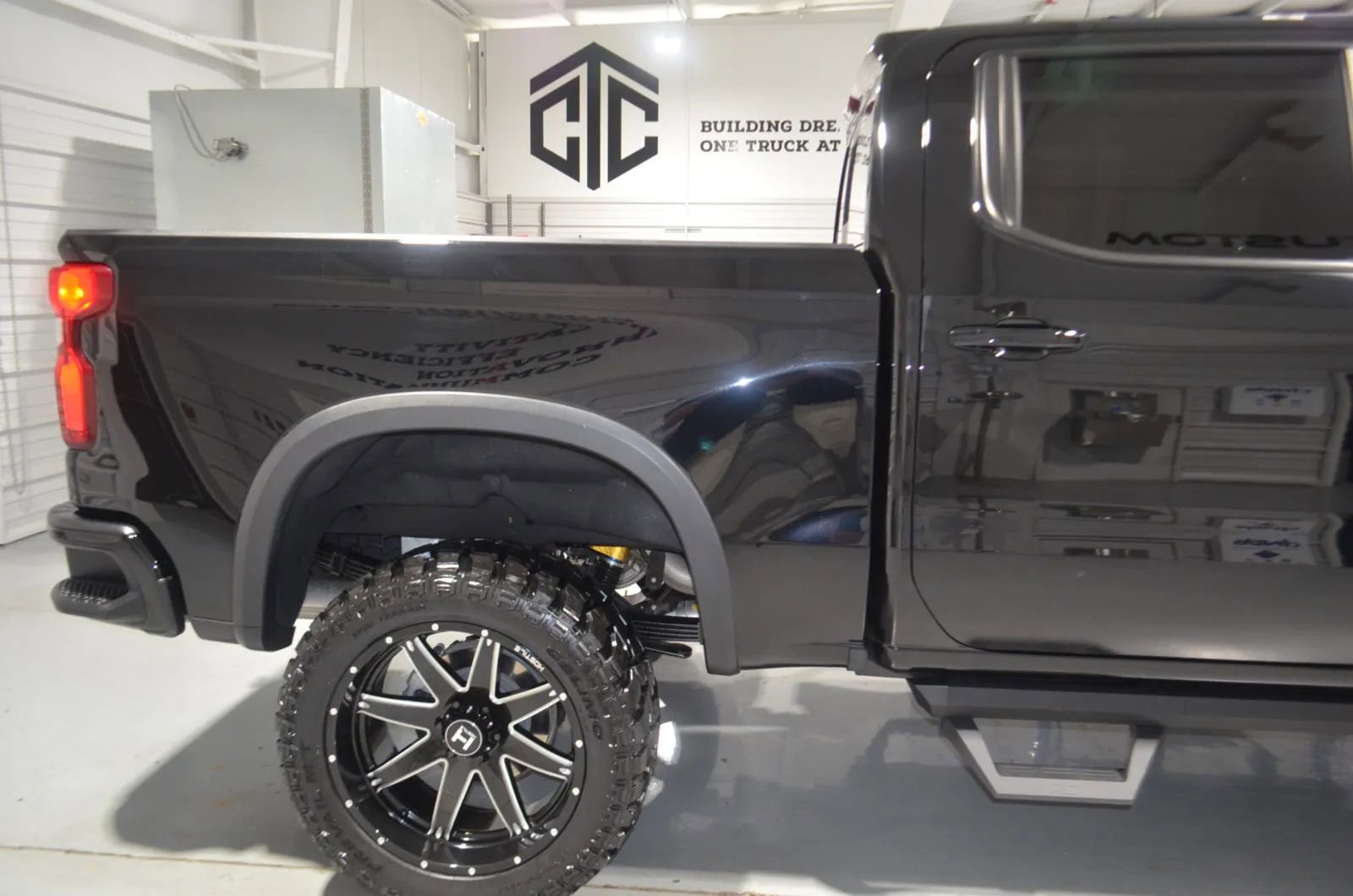 Used 2023 Chevrolet Silverado 1500 ZR2 w/ Technology Package AWD/4WD image 8