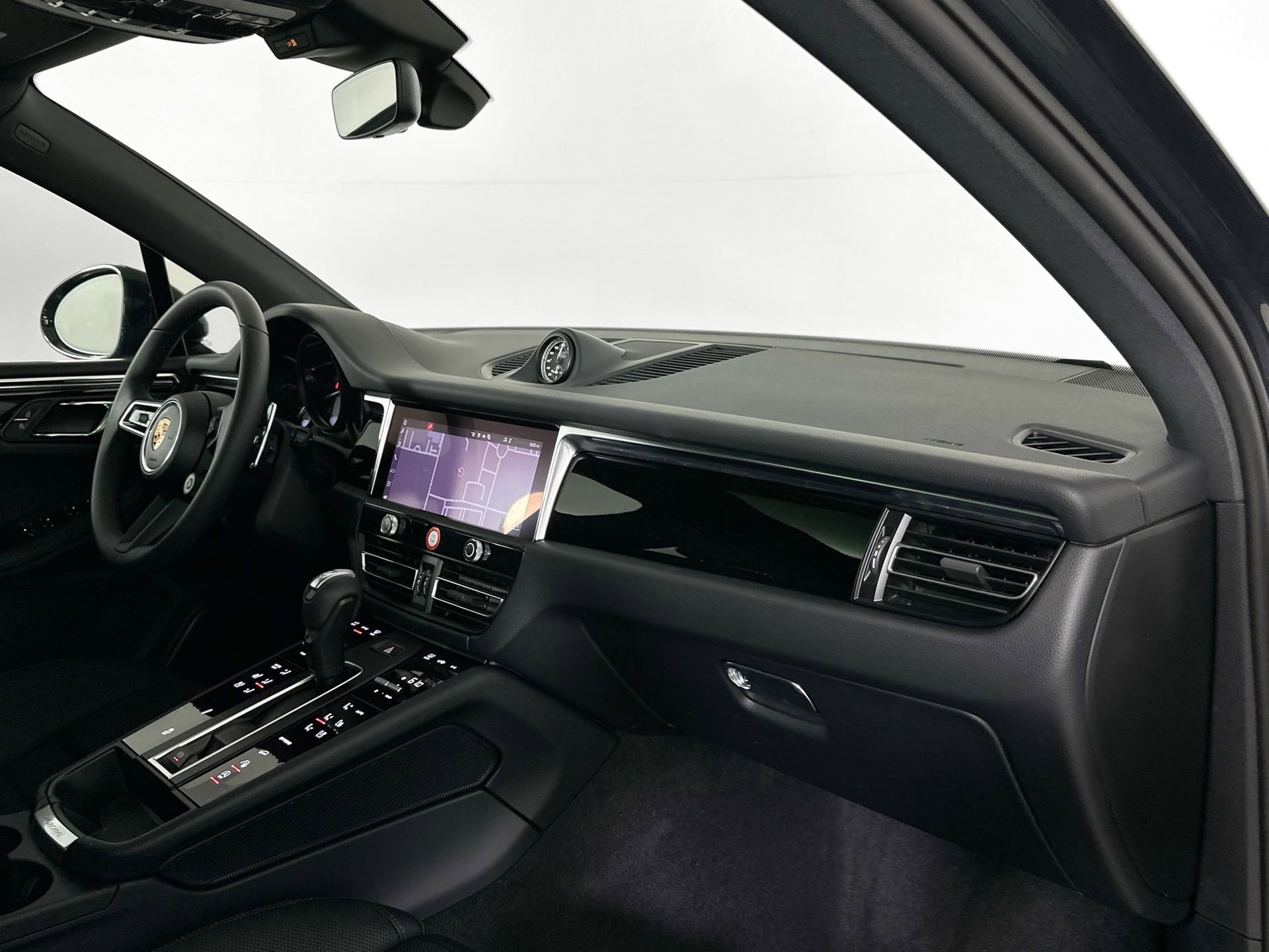 Certified 2025 Porsche Macan image 29