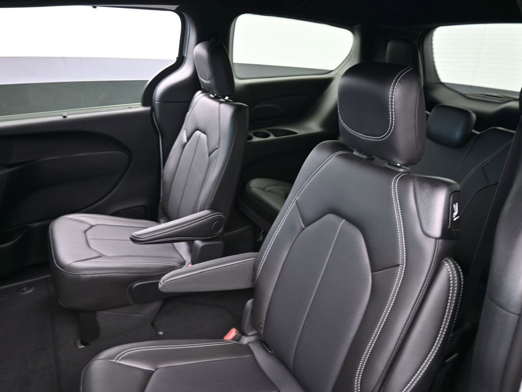 Used 2025 Chrysler Pacifica Select FWD image 30