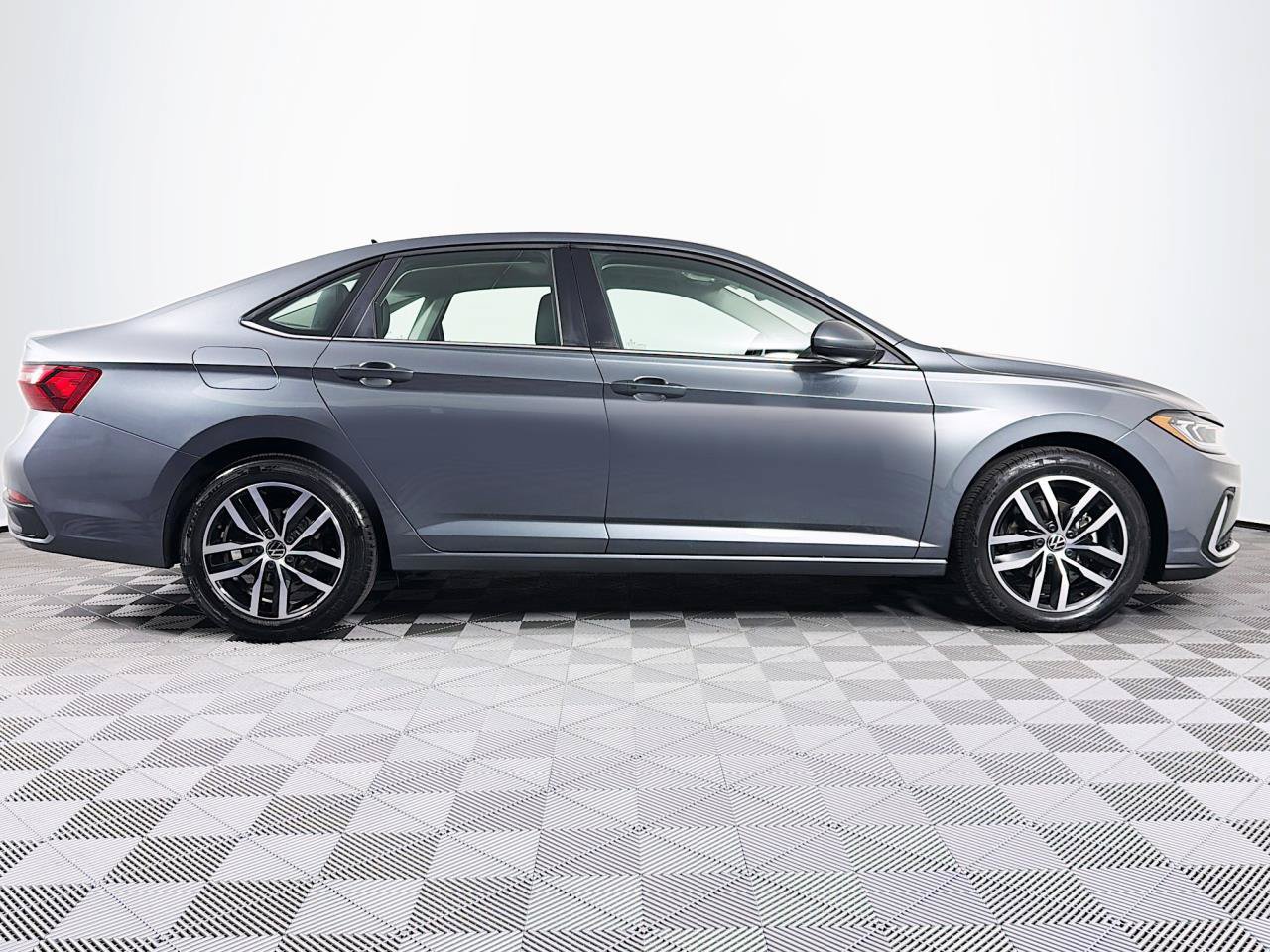 Used 2025 Volkswagen Jetta SE FWD image 27