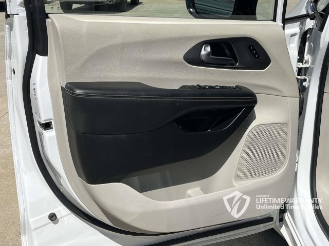 Used 2024 Chrysler Pacifica Limited FWD image 16