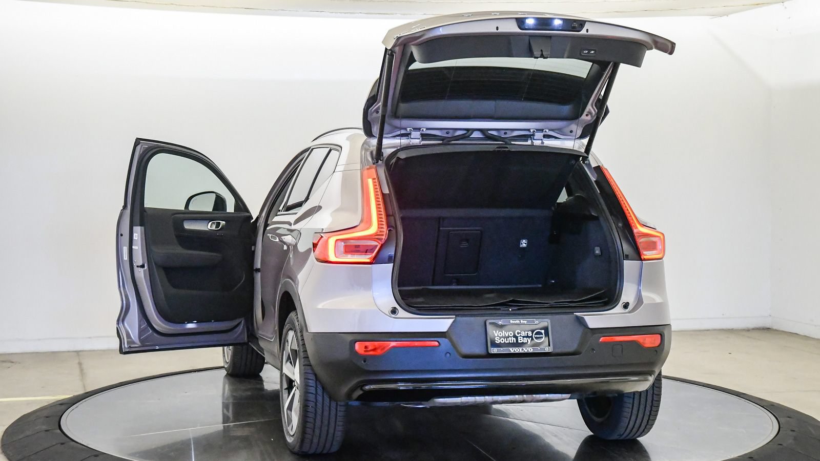 Certified 2026 Volvo XC40 B5 Plus AWD/4WD image 28