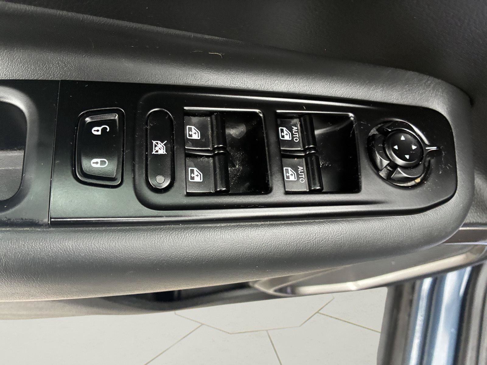 Used 2023 Jeep Renegade Latitude w/ Premium Group AWD/4WD image 16