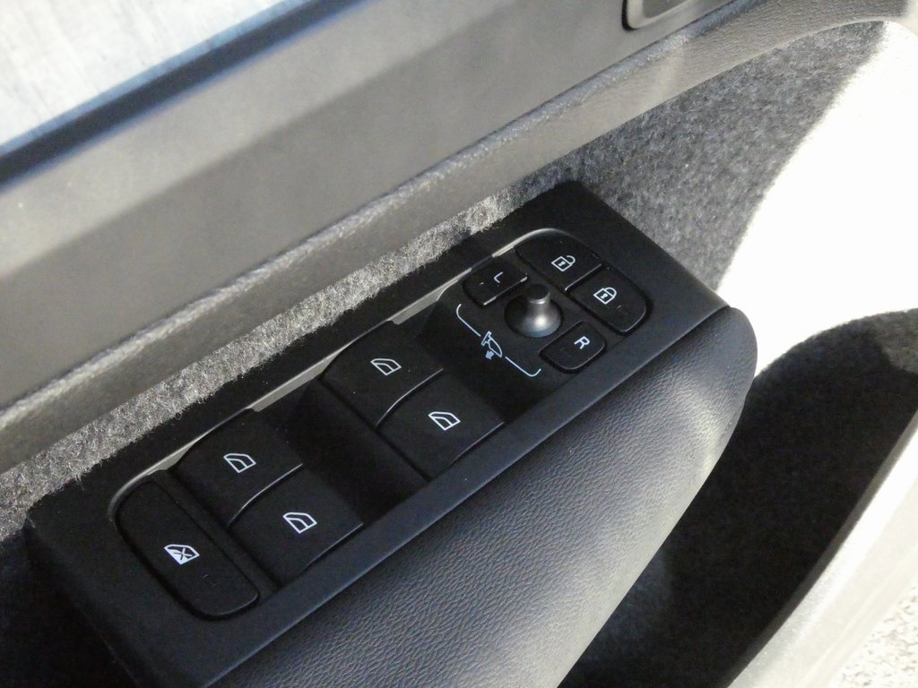 Used 2024 Volvo XC40 B5 Plus image 26